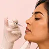 Aplicación de ácido hialurónico para restaurar volumen y armonizar el rostro