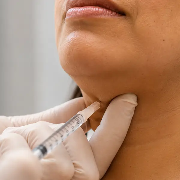 Aplicación de lipoenzimas para reducir grasa localizada y mejorar el contorno corporal